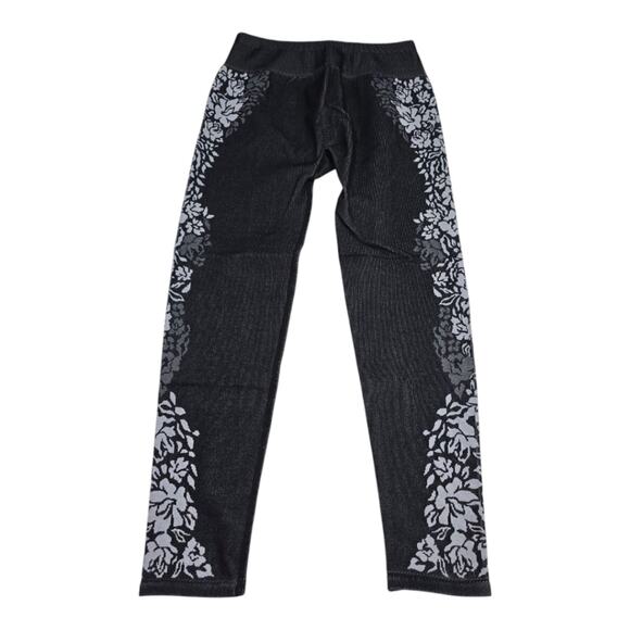 Fabletics Floral Patterned Black and Gray Women's Capri‎ Leggings Size Medium - Picture 6 of 10